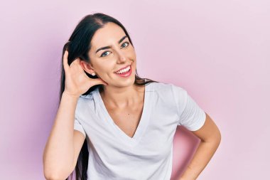 Mavi gözlü, sıradan beyaz tişörtlü, kulağı kulağında gülümseyen dedikoduları ve dedikoduları dinleyen güzel bir kadın. Sağırlık kavramı. 