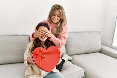 Genç bir kadın sevgilisine sevgililer günü hediyesiyle sürpriz yapıyor..