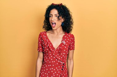 Genç Latin kız kızgın ve kızgın bir şekilde bağırıyor öfkeyle bağırıyor. öfke ve agresif konsept. 