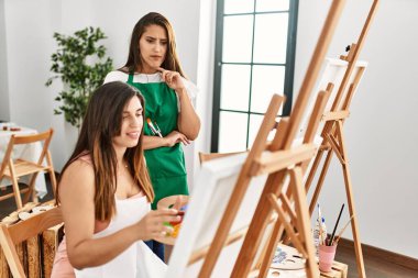 Sanat okulunda resim yapan öğrenci ve öğretmen..