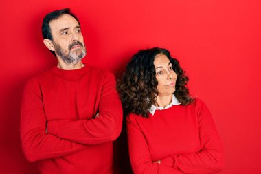 Orta yaşlı bir çift İspanyol kadın ve erkek kucaklaşıp yan yana dururlar. Kollarını kavuşturup kendilerine güvenirler. 