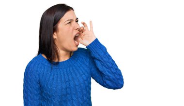 Genç İspanyol kadın gündelik kıyafetler giyip el ele tutuşarak bağırıyor ve çığlık atıyordu. iletişim konsepti. 