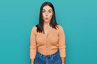 Gündelik kıyafetler giyen genç İspanyol kadın dudaklarıyla balık suratı yapıyor, çılgınca ve komik bir jest. Komik ifade. 