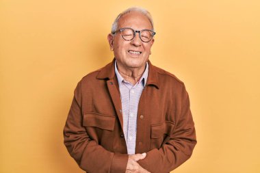 Gri saçlı, günlük ceket giyen ve midesi üstünde gözlük takan yaşlı bir adam. Çünkü hazımsızlık, acı verici bir hastalık ve kendini iyi hissetmiyor. Ağrı kavramı. 