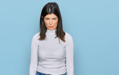 Güzel esmer kadın gündelik kıyafetler giyiyor şüpheci ve gergin, sorun yüzünden surat asıyor. negatif kişi. 