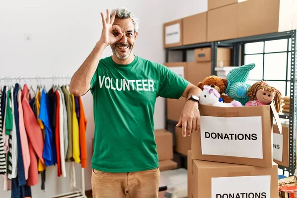 Homem Hispânico Meia Idade Vestindo Shirt Voluntária Donativos Stand Fazendo — Fotografia de Stock
