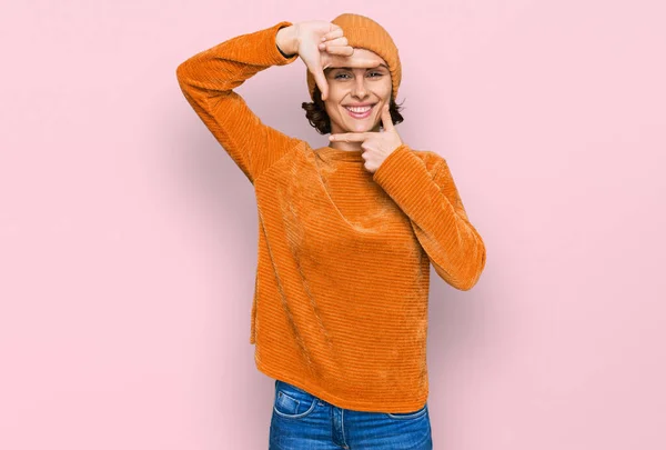 Junge Hispanische Frau Lässiger Kleidung Und Wollmütze Lächelnd Rahmen Mit — Stockfoto