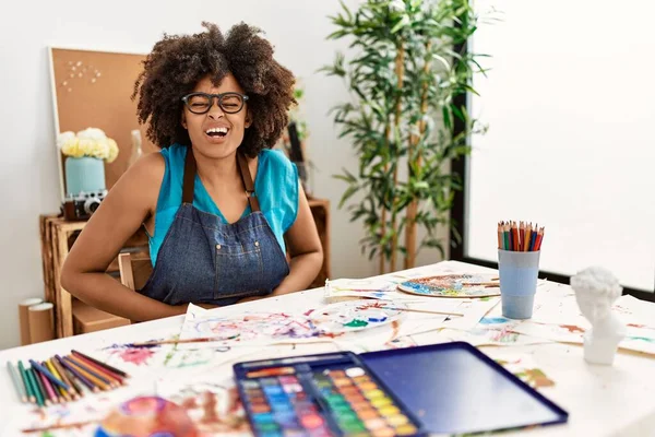 Красивая Африканская Американка Афро Картиной Волос Художественной Студии Рукой Животе — стоковое фото