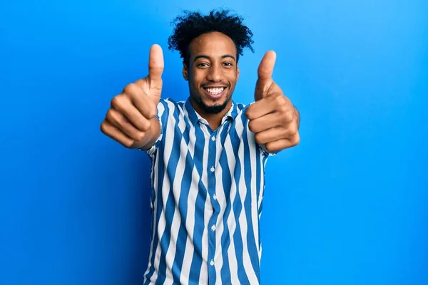 Jovem Afro Americano Com Barba Vestindo Camisa Listrada Casual Aprovando — Fotografia de Stock