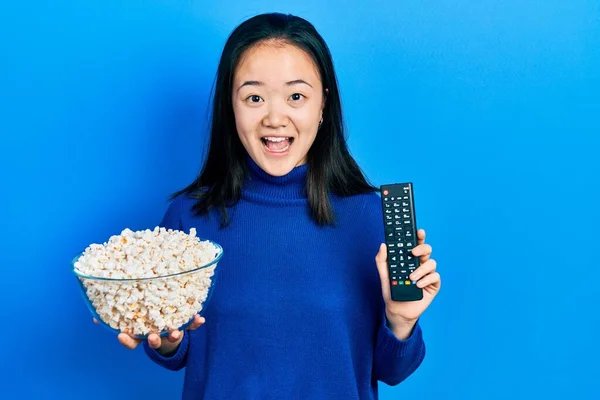 Giovane Ragazza Cinese Mangiare Popcorn Utilizzando Controllo Che Celebra Pazzo — Foto Stock