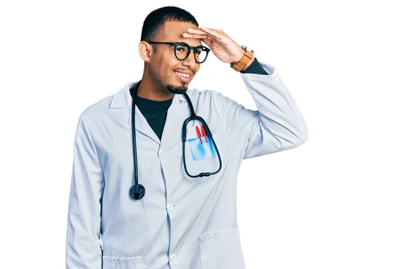 Joven Hombre Afroamericano Vistiendo Uniforme Médico Estetoscopio Muy Feliz Sonriente — Foto de Stock