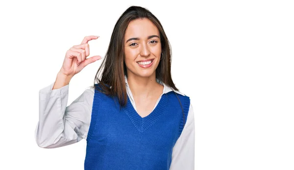 Menina Hispânica Jovem Vestindo Roupas Casuais Sorrindo Gestos Confiantes Com — Fotografia de Stock
