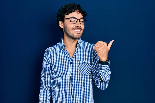 Jovem Hispânico Vestindo Roupas Casuais Óculos Apontando Polegar Para Lado — Fotografia de Stock