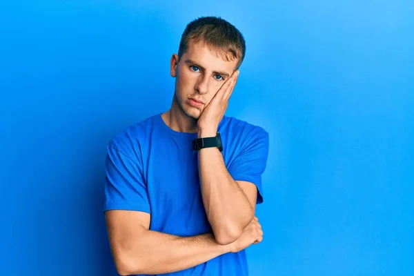 Giovane Uomo Caucasico Indossa Casual Shirt Blu Pensando Cercando Stanco — Foto Stock