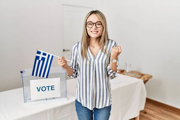 Mulher Jovem Asiática Eleição Campanha Política Segurando Bandeira Grega Gritando — Fotografia de Stock