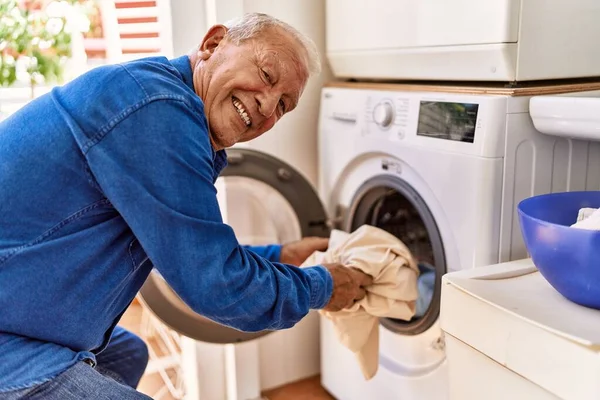 Senior Kaukasier Man Ler Glad Gör Tvätt Terrassen — Stockfoto