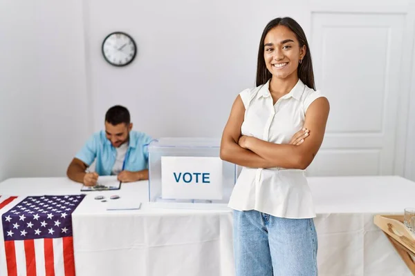 Joven Votante Americana Sonriendo Feliz Pie Con Los Brazos Cruzados —  Fotos de Stock