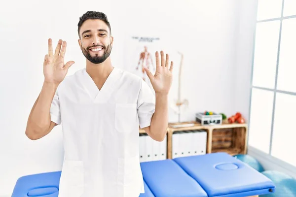 Junger Gutaussehender Mann Mit Bart Der Einer Schmerzklinik Arbeitet Und — Stockfoto