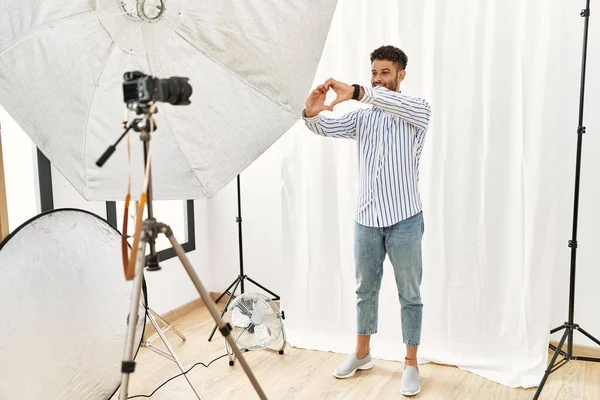 Arabische Jongeman Die Zich Voordeed Als Model Fotostudio Glimlachend Liefde — Stockfoto