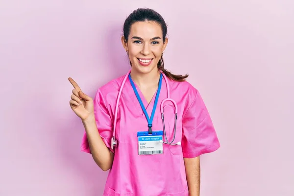 Jovem Morena Vestindo Uniforme Médico Estetoscópio Com Grande Sorriso Rosto — Fotografia de Stock