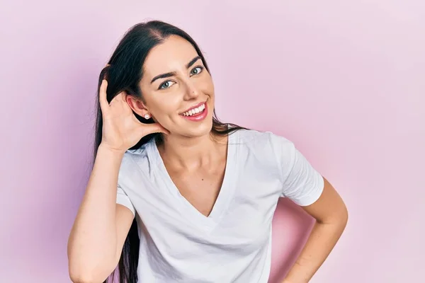 Hermosa Mujer Con Ojos Azules Que Usa Una Camiseta Blanca — Foto de Stock