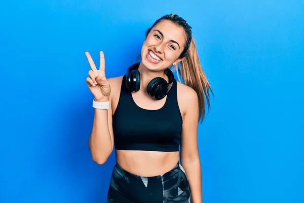 Hermosa Mujer Hispana Vistiendo Ropa Gimnasio Usando Auriculares Que Muestran —  Fotos de Stock