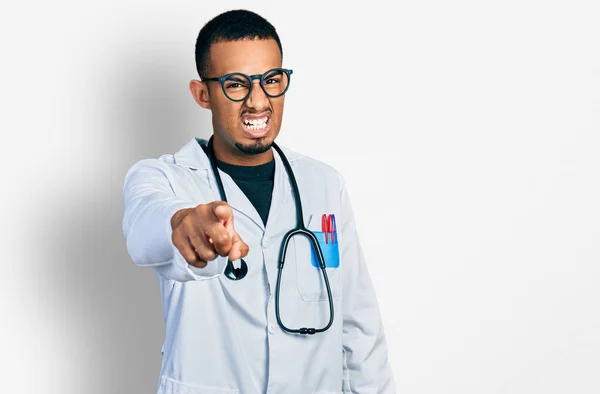 Joven Hombre Afroamericano Vistiendo Uniforme Médico Estetoscopio Señalando Disgustado Frustrado — Foto de Stock