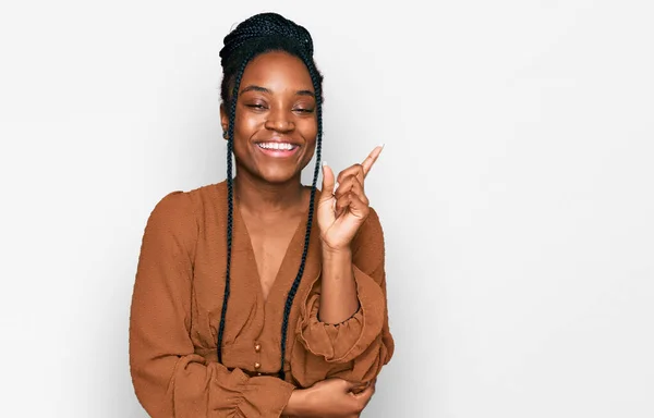 Jovem Afro Americana Vestindo Roupas Casuais Com Grande Sorriso Rosto — Fotografia de Stock