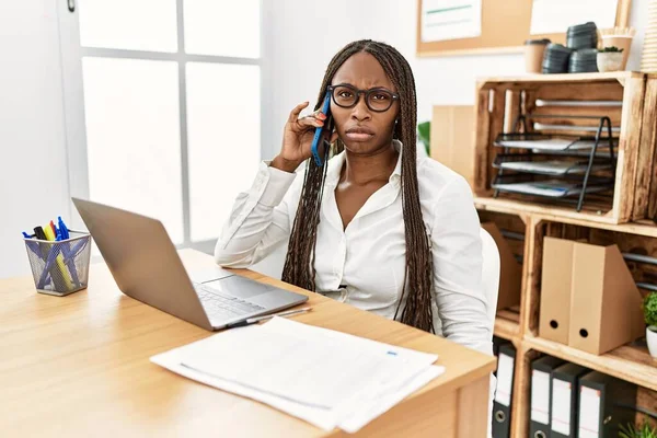 Schwarze Frau Mit Zöpfen Die Büro Arbeitet Telefoniert Skeptisch Und — Stockfoto