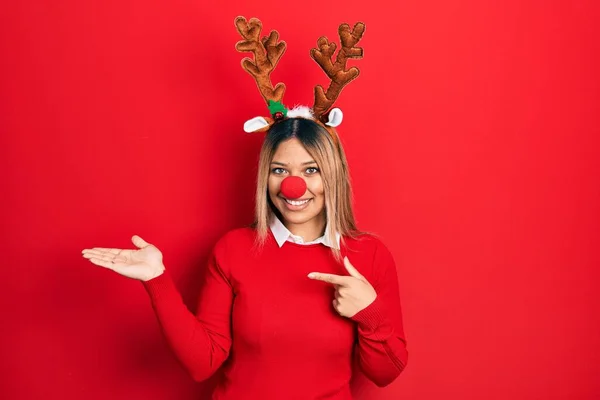 Mooie Latijns Amerikaanse Vrouw Draagt Hert Kerstmuts Rode Neus Verbaasd — Stockfoto
