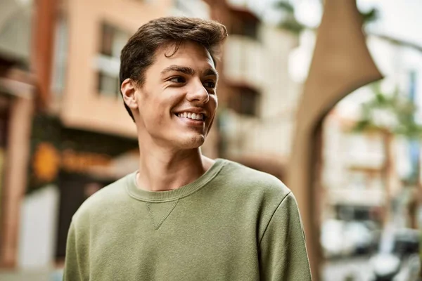 Молодий Іспаномовний Чоловік Усміхається Щасливий Стоячи Місті — стокове фото