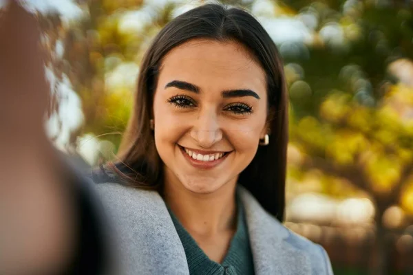 Νεαρό Ισπανόφωνο Κορίτσι Χαμογελά Ευτυχισμένη Κάνοντας Selfie Από Την Κάμερα — Φωτογραφία Αρχείου