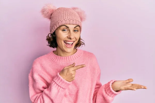 Giovane Donna Bruna Con Cappello Lana Carino Stupito Sorridente Alla — Foto Stock