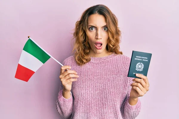 Jeune Femme Caucasienne Tenant Drapeau Italien Passeport Dans Visage Choc — Photo