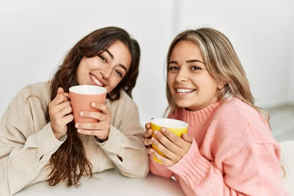 年轻漂亮的夫妻笑着高高兴兴地在家喝咖啡 — 图库照片