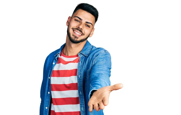 Junger Hispanischer Mann Mit Bart Trägt Lässige Jeansjacke Und Lächelt — Stockfoto