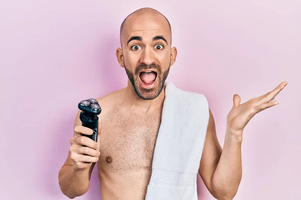 Junger Glatzköpfiger Mann Ohne Hemd Der Mit Einem Rasiermesser Den — Stockfoto