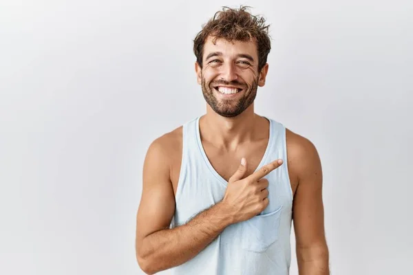 Joven Hombre Guapo Pie Sobre Fondo Aislado Alegre Con Una — Foto de Stock