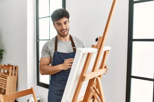 Młody Latynos Artysta Człowiek Uśmiecha Szczęśliwy Malarstwo Studio Sztuki — Zdjęcie stockowe