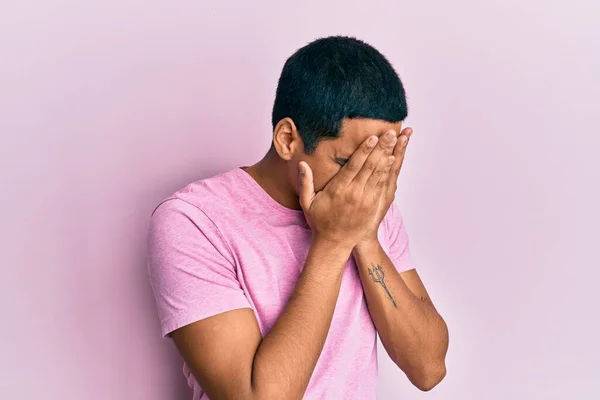 Fiatal Jóképű Spanyol Férfi Alkalmi Rózsaszín Pólóban Szomorú Arckifejezéssel Kezekkel — Stock Fotó