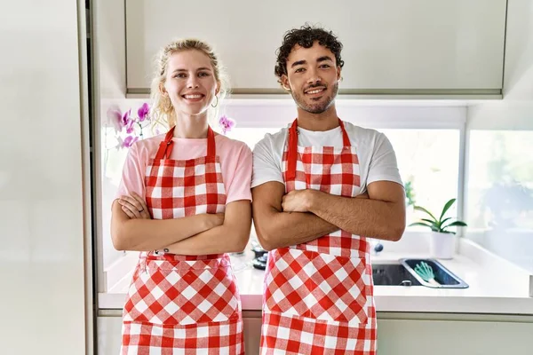 Jovem Casal Sorrindo Feliz Com Braços Cruzados Gesto Cozinha — Fotografia de Stock