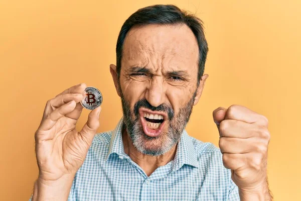 Moyen Age Homme Hispanique Tenant Monnaie Virtuelle Bitcoin Ennuyé Frustré — Photo