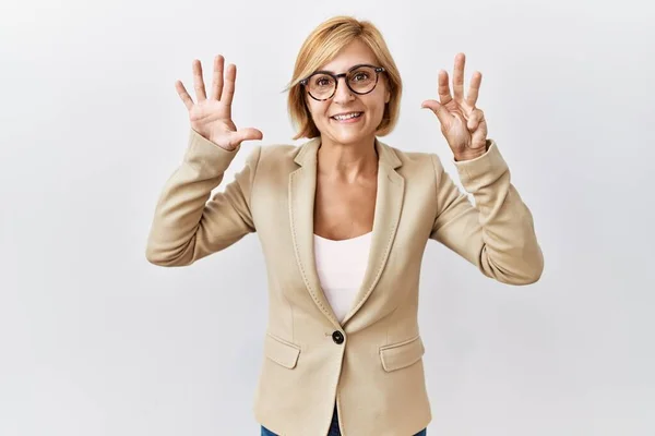 Middelbare Leeftijd Blonde Zakenvrouw Staan Geïsoleerde Achtergrond Tonen Wijzen Met — Stockfoto