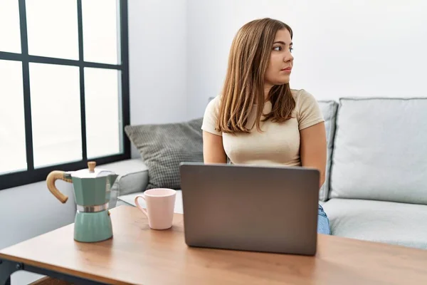 Ung Brunett Kvinna Med Bärbar Dator Hemma Dricka Kopp Kaffe — Stockfoto