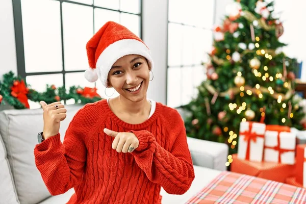 Junge Hispanische Frau Mit Kurzen Haaren Weihnachtsmütze Auf Dem Sofa — Stockfoto