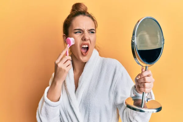 Mujer Rubia Joven Con Bata Sosteniendo Cepillo Removedor Maquillaje Enojado — Foto de Stock