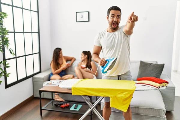 Junger Hispanischer Mann Bügelt Kleidung Hause Zeigt Mit Dem Finger — Stockfoto