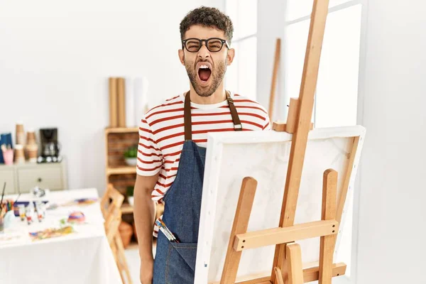 Sanat Stüdyosundaki Genç Bir Arap Öfkeli Öfkeli Bağırıyor Öfkeyle Bağırıyor — Stok fotoğraf