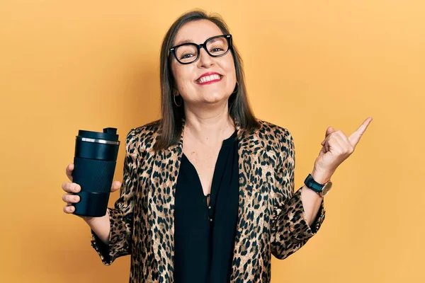 Middelbare Leeftijd Spaanse Vrouw Dragen Zakelijke Kleding Het Drinken Van — Stockfoto