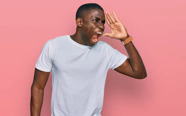 Jovem Afro Americano Vestindo Camisa Branca Casual Gritando Gritando Alto — Fotografia de Stock